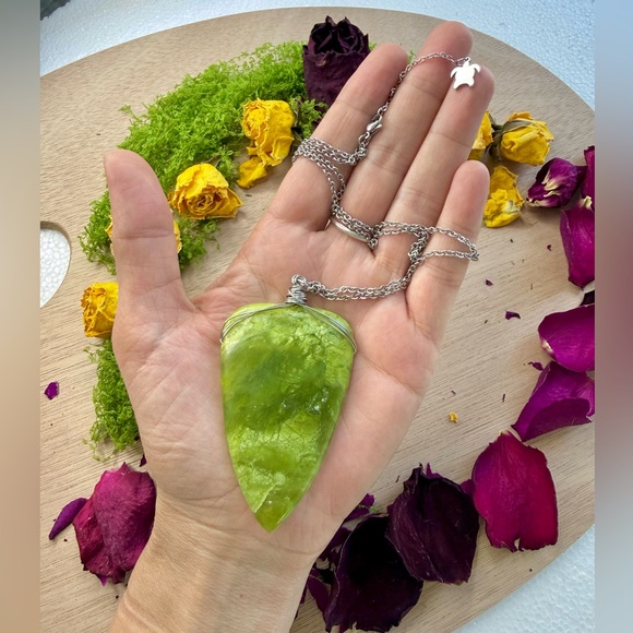 Handmade Serpentine Pendant Necklace - Picture 3 of 6